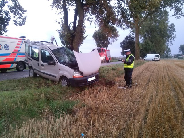 Do poważnego w skutkach wypadku drogowego doszło wczoraj w miejscowości Sobiesierzno w powiecie brodnickim. Kierująca renault kangoo i jej trzy córki w wieku 3, 4 i 7 lat z obrażeniami ciała trafiły do szpitali . Okoliczności i przyczyny zdarzenia wyjaśniają brodniccy policjanci. 

Sobiesierzno: Auto uderzyło w drzewo. Ranne 4 osoby [ZDJĘCIA]