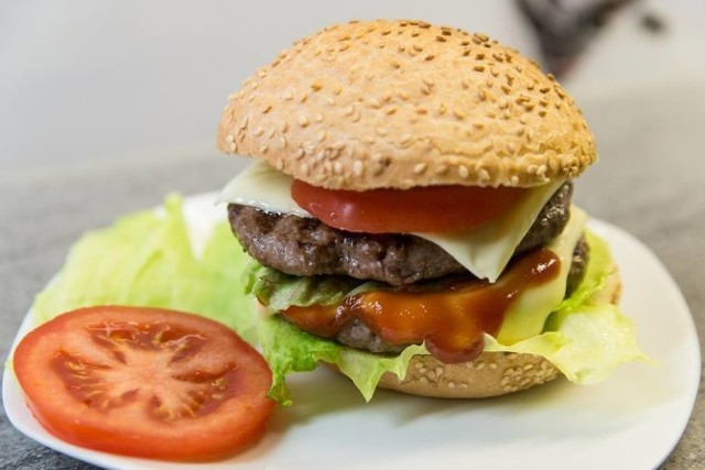 Burger jest kanapką, która mimo niezbyt skomplikowanej zawartości składników, nadal cieszy się dużą popularnością w Polsce. Poniżej prezentujemy listę 11 miejsc w Toruniu, gdzie można skosztować tych najlepszych. 

Kolejność w galerii nie ma znaczenia, wszystkie burgery są dla nas jednakowo smaczne. 

A Wam które miejsce najbardziej przypadło do gustu? Napiszcie w komentarzu pod postem na naszym fanpage'u!