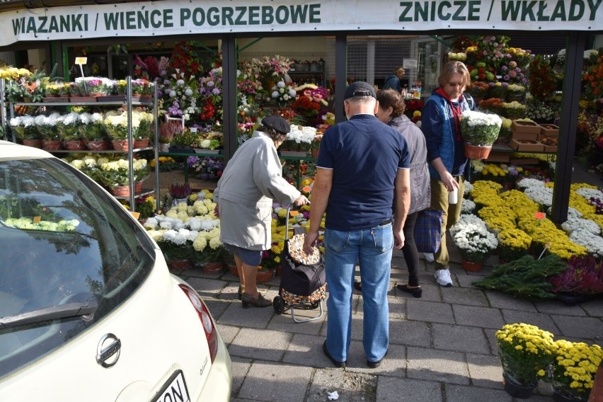 Wszystkich Świętych 2022. Tyle płacimy za znicze, kwiaty,...