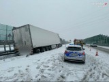Wypadek na A1 w Piekarach Śląskich. Samochód ciężarowy wjechał w barierki