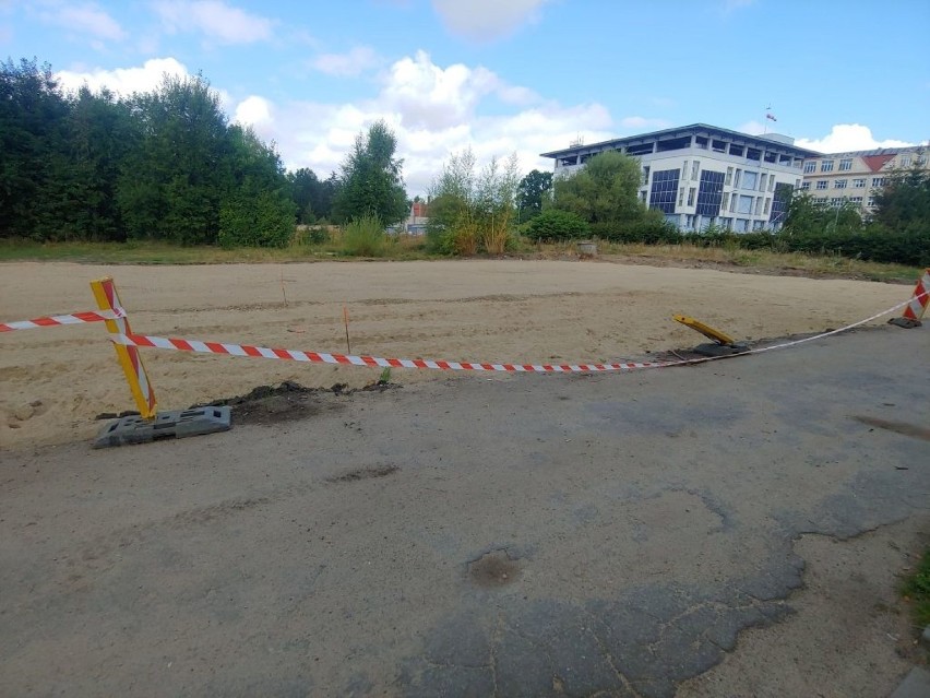 Plac nowego parkingu i niebezpieczne sytuacje wokół szpitala