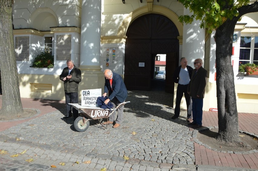 Wojciech Gędek odebrał w KPP w Łowiczu zaginioną taczkę [ZDJĘCIA]