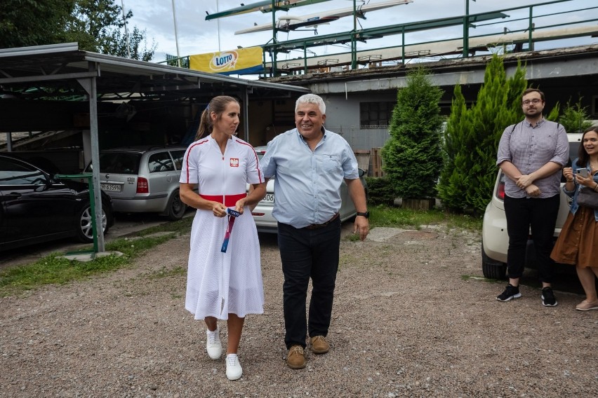 Tokio 2020. Wioślarska rodzina powitała w Krakowie medalistkę olimpijską Marię Sajdak [ZDJĘCIA]