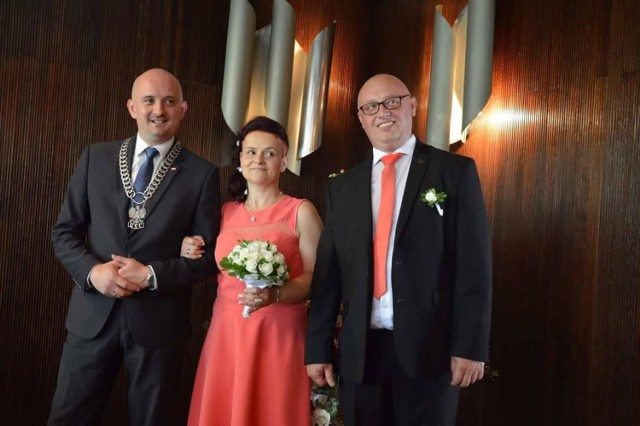 Burmistrz Tomasz Siemek (po lewej) udzielił ślubu m.in. Marcie i Dariuszowi Blitek z Alwerni
