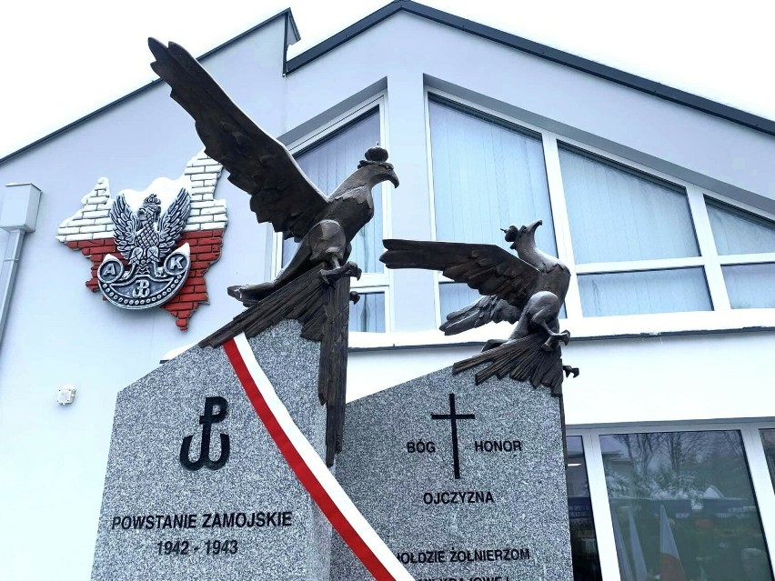 Pomnik stanął przed Muzeum AK w Bondyrzu. Odbyły się tam uroczystości