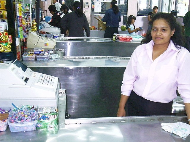 Źródło: http://commons.wikimedia.org/wiki/File:Cashier_at_her_register.jpg