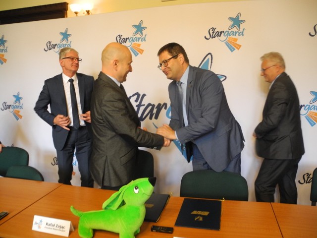 Andrzej Sienkiewicz, dyrektor ds. sprzedaży w Solaris (z prawej) dziękuje prezydentowi za udaną transakcję.
