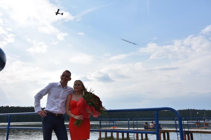 Niezwykłe zaręczyny nad Jeziorem Durowskim. Były kwiaty, łzy szczęścia i... samolot! ZDJĘCIA