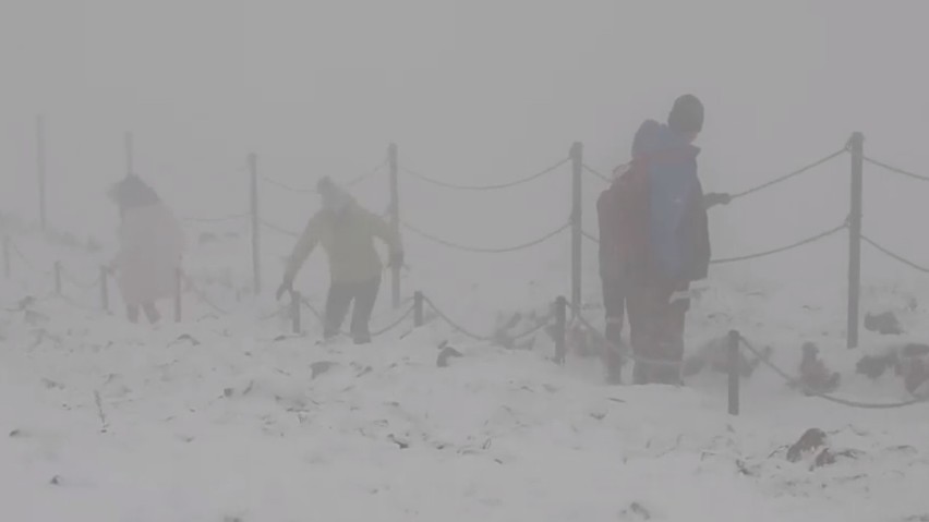 Karkonosze: uwaga turyści, jest bardzo ślisko! [ZDJĘCIA/WIDEO]