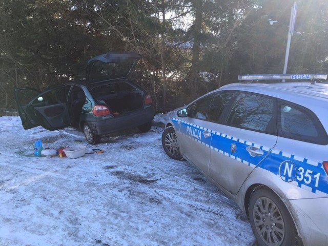 Kierowca uciekając przed policją wjechał w płot w Bojani