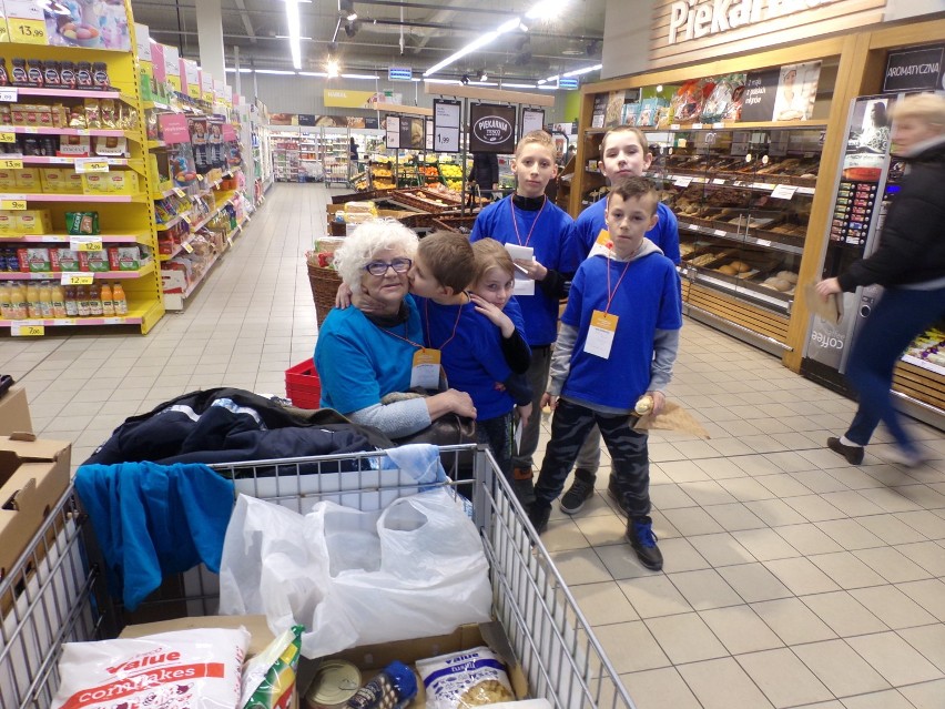 Wielkanocna Zbiórka Żywności w Tesco Towarzystwa Przyjaciół Dzieci w Złotowie