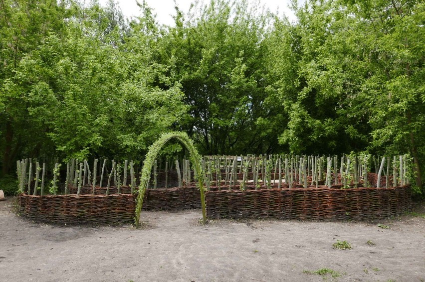 Paleniska z rusztami grillowymi, boisko do plażówki, hamaki, strefa dla dzieci. Plaża na Gocławiu zagospodarowana na nowo