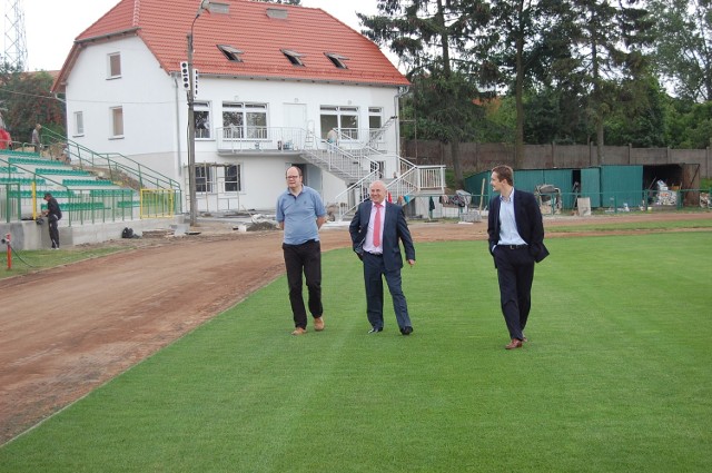 Prezydent Gdańska Paweł Adamowicz w towarzystwie Leszka Gierszewskiego oglądał bytowski stadion