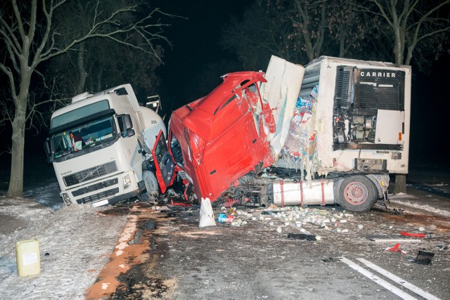 Wypadek w Bielanach. Zderzyły się dwie ciężarówki