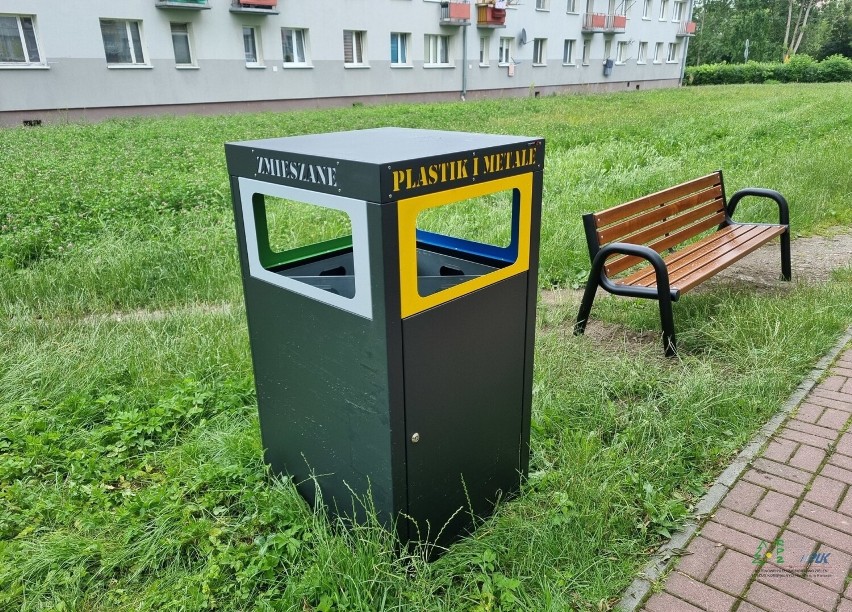 W Kielcach ustawiają ławki i kosze na odpady segregowane. Niektóre... znikają
