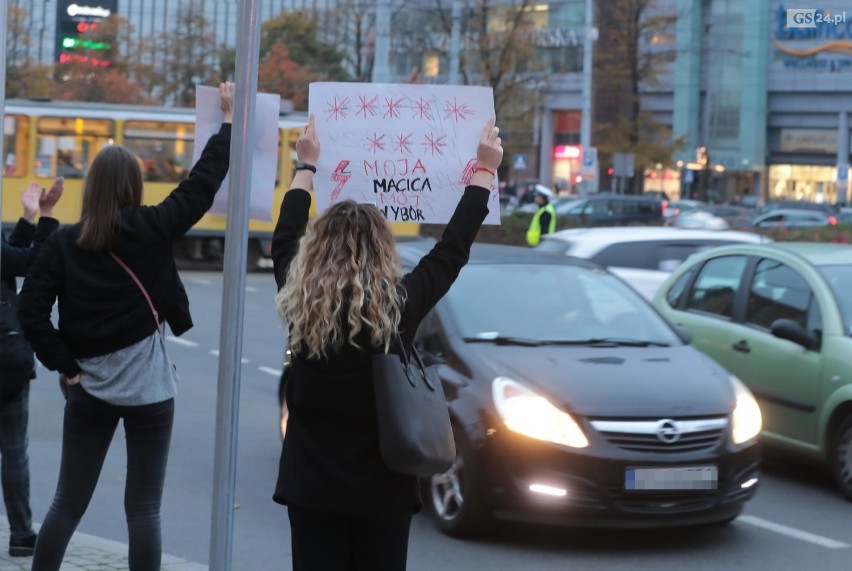 Protest (nie tylko) kobiet w Szczecinie. Kolejny dzień manifestacji po wyroku TK. Protestujący zablokowali centrum Szczecina