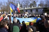 Protest przed Ambasadą Rosji w Warszawie. Tłum ludzi strajkuje przeciwko rosyjskiej agresji na Ukrainę. "Nie zgadzamy się na wojnę"