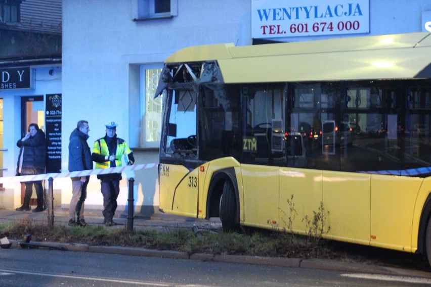 Autobusami podróżowało około czterdziestu osób, według...