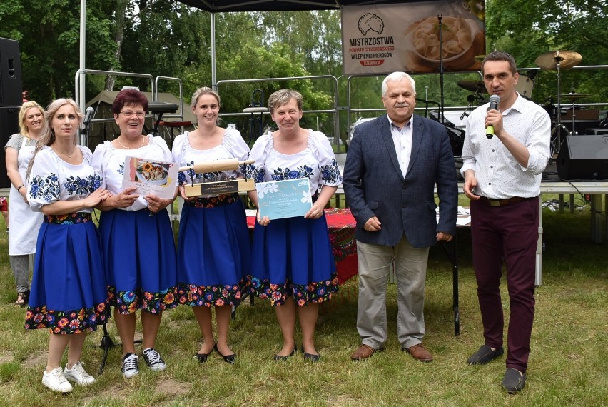II Mistrzostwa Powiatu Człuchowskiego w Lepieniu Pierogów za nami! Zobaczcie, jak bawili się miłośnicy najlepszej lokalnej kuchni FOTO