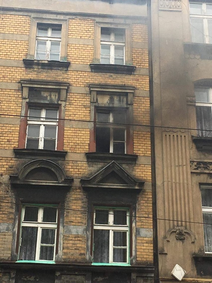Bytom: Pożar w budynku przy ulicy Piekarskiej. Na miejscu 4 zastępy strażackie [ZDJĘCIA]