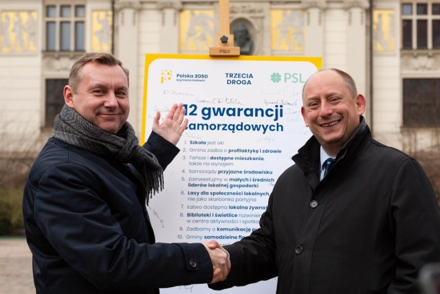 Podczas spotkania na Placu Szczepańskim zaprezentowano listy Trzeciej Drogi do małopolskiego Sejmiku. Podpisano także "12 gwarancji samorządowych"