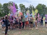 "Kolor Fest" 2024 w Wieluniu. Kolorowe proszki i dobra zabawa królowały na placu przy stadionie