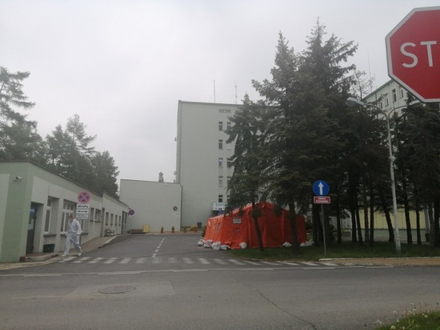 Mobilny Punkt Pobrań do testów kontrolnych na obecność koronawirusa (SARS-CoV-2) dla osób przebywających na kwarantannie działa przy  Szpitalu Specjalistycznym Ducha Świętego w Sandomierzu