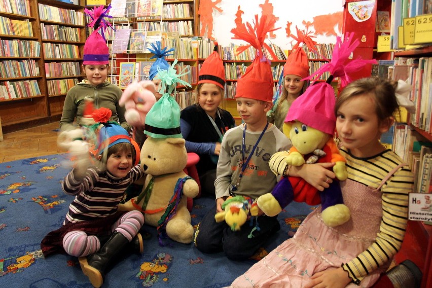 Gdynia. Flesz z przeszłości. 25.11.2008. Dzieci zawitały do biblioteki w Gdyni. Światowy Dzień Pluszowego Misia