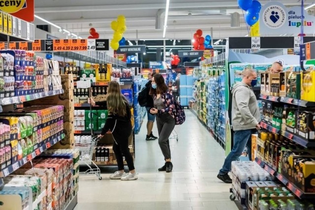 O tym, że popularne hipermarkety mają zniknąć z Polski poinformował francuski tygodnik "Challenges". To właśnie tam pojawiły się informacje o  wystawieniu firmy Carrefour w Polsce i na Tajwanie na sprzedaż. Nie ma oficjalnego komentarza sieci sklepów w Polsce w tej sprawie, ale jeśli informacje o zakończeniu działalności się potwierdzą, to Carrefour będzie kolejnym sklepem, który zniknie z naszego kraju.

Czytaj dalej. Przesuwaj zdjęcia w prawo - naciśnij strzałkę lub przycisk NASTĘPNE