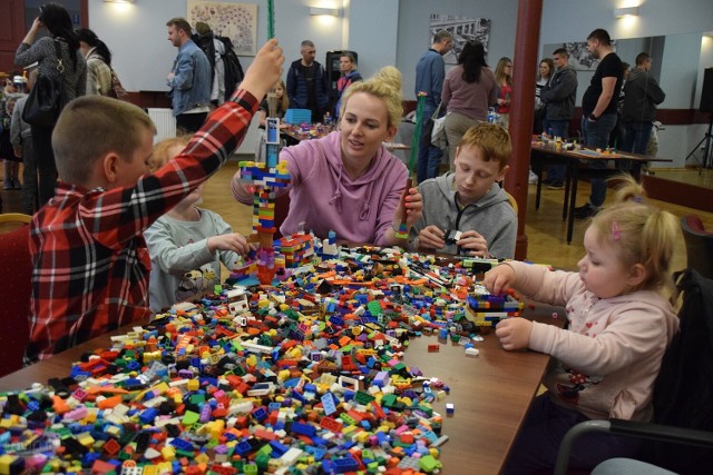 Rodzinne warsztaty z LEGO w "Śródmiejskiej Akademii" zorganizowane przez Fundację Ładowarka w Starej Remizie przy ul. Żabiej we Włocławku - dzień pierwszy, 7 maja 2023 roku