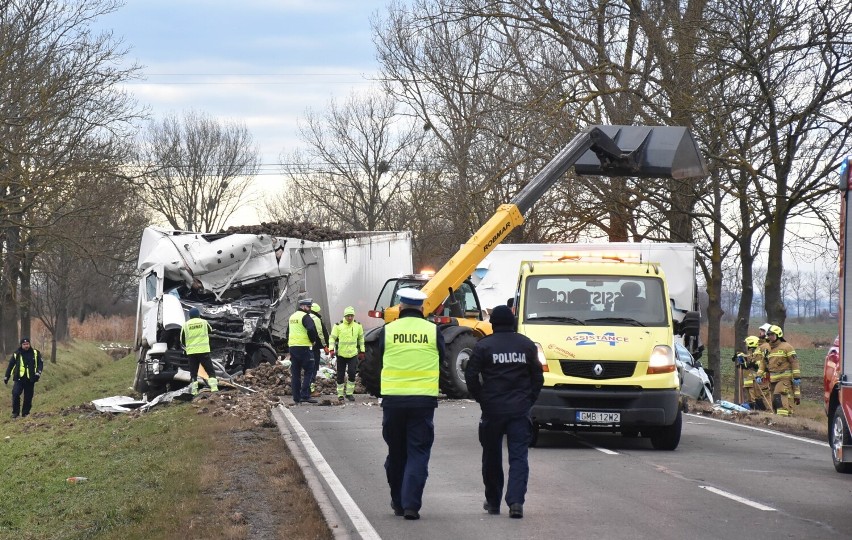 Śmiertelny wypadek na "22" w gminie Miłoradz. Droga była zablokowana przez ponad osiem godzin
