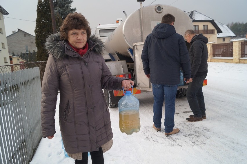 Zofia Błasikiewicz trzyma  w butelce wodę nalaną z kranu