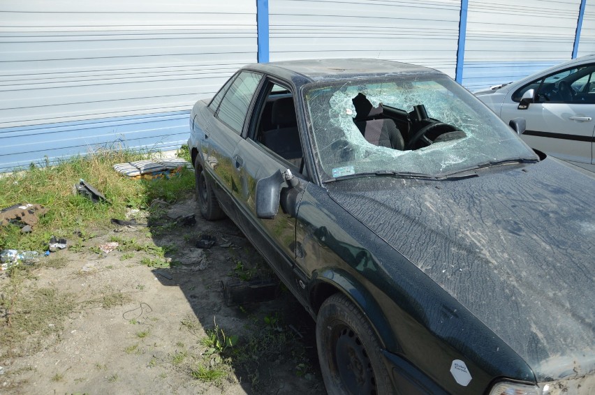 Porzucone audi na parkingu obok dworca kolejowego w Bochni