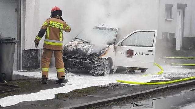 Dwa zastępy straży wyjechały w sobotę, 13 marca, do pożaru auta przy ul. Kazimierza Wielkiego w Międzyrzeczu. 

Okazało się, że zapaliło się auto lokalnej pizzerii. Ogień pojawił się pod maską. Strażacy szybko opanowali sytuację. Niestety auto zostało dość mocno zniszczone. 

Polecamy: Największe i najbardziej dramatyczne pożary w Lubuskiem

Wideo: Policja zatrzymała 32-latka podejrzanego o podpalenie samochodu w Kostrzynie nad Odrą. Czy to zakończy pożary aut w mieście?
&lt;script async defer class=&quot;XlinkEmbedScript&quot;  data-width=&quot;640&quot; data-height=&quot;360&quot; data-url=&quot;//get.x-link.pl/c51e728c-048b-0315-d33b-fdcd329fd5c1,624b9e2f-7b93-34a2-a934-5ba361dad893,embed.html&quot; type=&quot;application/javascript&quot; src=&quot;//prodxnews1blob.blob.core.windows.net/cdn/js/xlink-i.js?v1&quot; &gt;&lt;/script&gt;