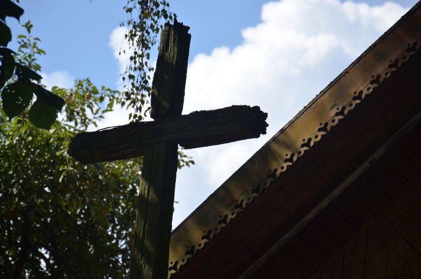 We wsi jest kilka prawosławnych krzyży