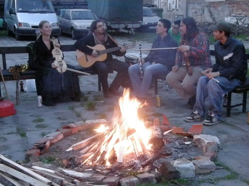 Warsztaty muzyczne przy ognisku. Fot. Mariusz Witkowski