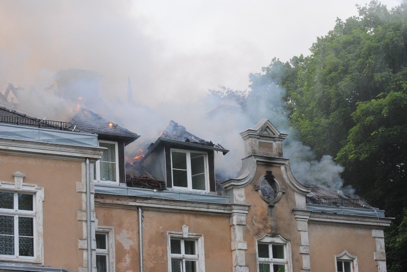 Pożar pałacu w Wonieściu. Palił się dach pałacu, w którym...