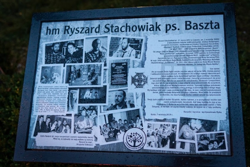 Wspominali Ryszarda Stachowiaka .Przyjaciele upamiętnili  i odsłonili  pamiątkową tablicę na skwerze noszącym jego imię. 