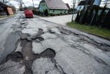 Dziurawa droga z Darłowa do Postomina. Kiedy mieszkańcy doczekają się remontu? [zdjęcia]