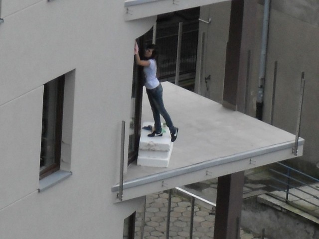 Ona tańczyła na krawędzi balkonu, oni grali w frisbee na dachu