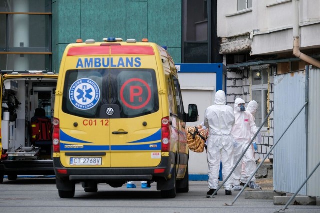 06.04.2021 torun wojewodzki zespolony specjalistyczny szpital na bielanach karetka covidowa 
ambulans covid covid-19 pacjent covidowy koronawirus fot. grzegorz olkowski / polska press