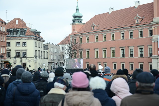 Pogrzeb Pawła Adamowicza: Tłumy na placu Zamkowym. Tak Warszawa żegna prezydenta Gdańska