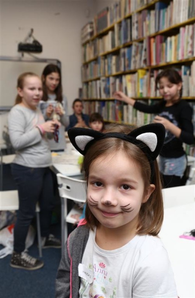 W bibliotece w ramach Dnia Kota dzieci szyły małe kukiełki przedstawiające swoich pupili