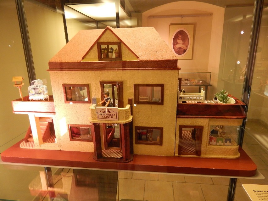 Historia zapisana w domkach dla lalek. Wyjątkowa wystawa w Opolu