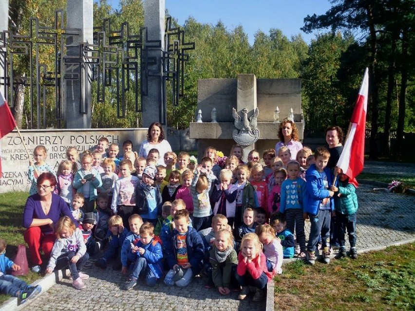Wycieczka przedszkola z Pęczniewa do Glinna z historią w tle. Odbyła się w ramach projektu „Śladami Niepodległej” (zdjęcia)