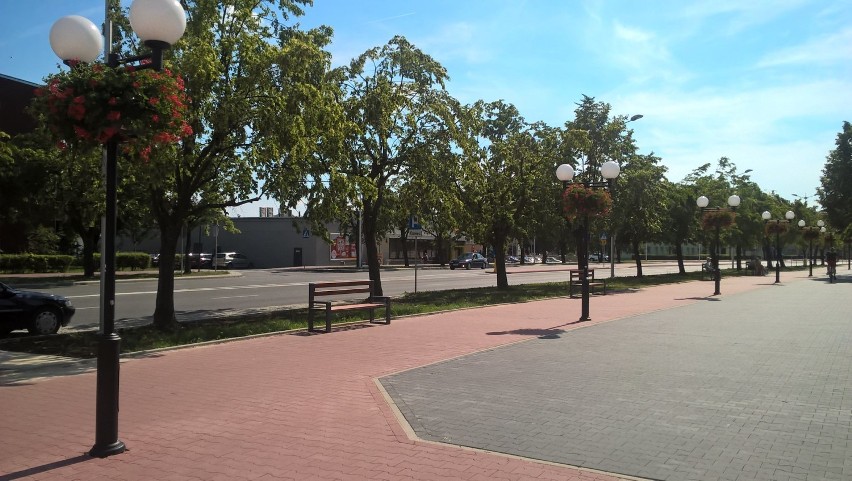 Przy ul. Biernackiego w Opocznie powstaje miejski deptak. Pojawiły się już pierwsze ławeczki