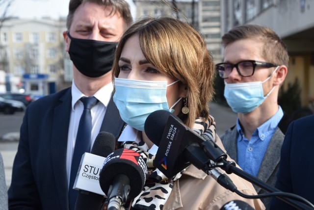 Konferencja radnych PiS w sprawie kradzieży danych w częstochowskim MOPS-ie

Zobacz kolejne zdjęcia. Przesuwaj zdjęcia w prawo - naciśnij strzałkę lub przycisk NASTĘPNE