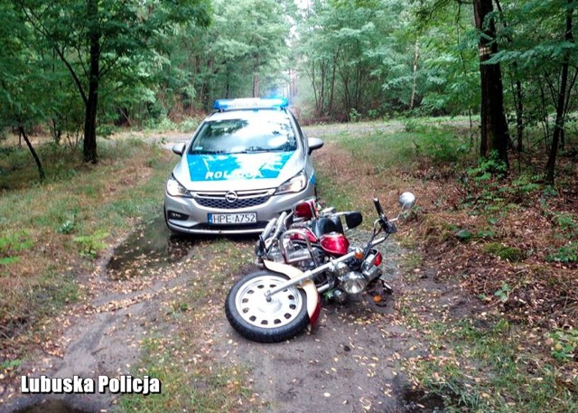 Pościg z motocyklistą zakończył się na leśnej drodze.