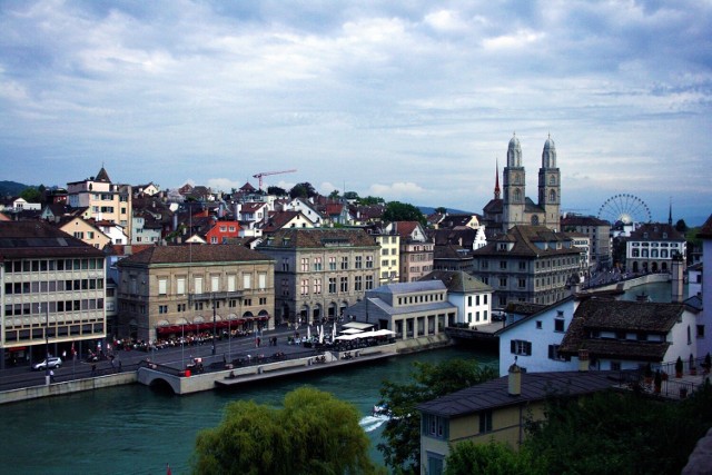 Panorama prawobrzeżnej części Starego Miasta ze wzgórza Lindenhof. Na tym wzgórzu w okresie lateńskim Helweci założyli oppidum, które nazwali Tūros. Na jego zgliszczach Rzymianie postawili pierwszą warownię, która przeszła do historii jako Turicum