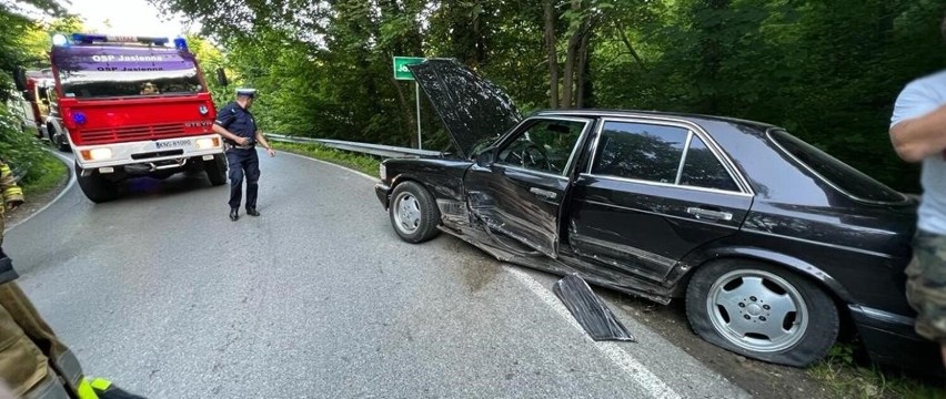 Wypadek w Jasiennej. Dwoma autami podróżowało łącznie siedem...